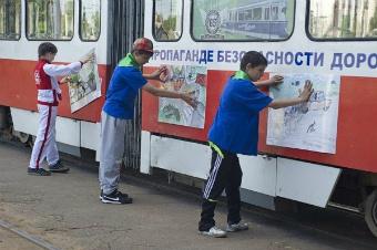 39 рисунков подростков Калининграда расклеены в троллейбусе во Владивостоке