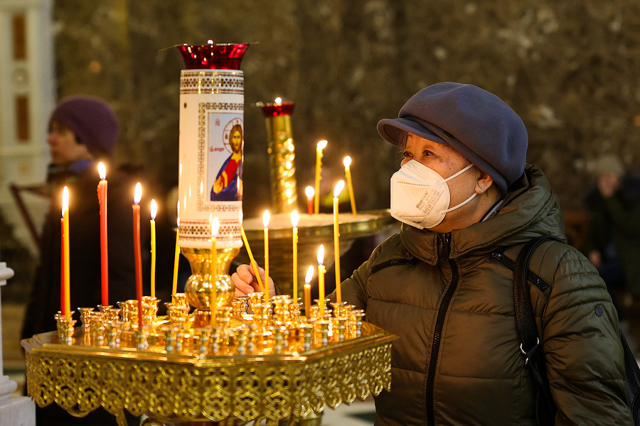 Великая агиасма: освящение воды в соборе Христа Спасителя в Крещенский сочельник (фото)