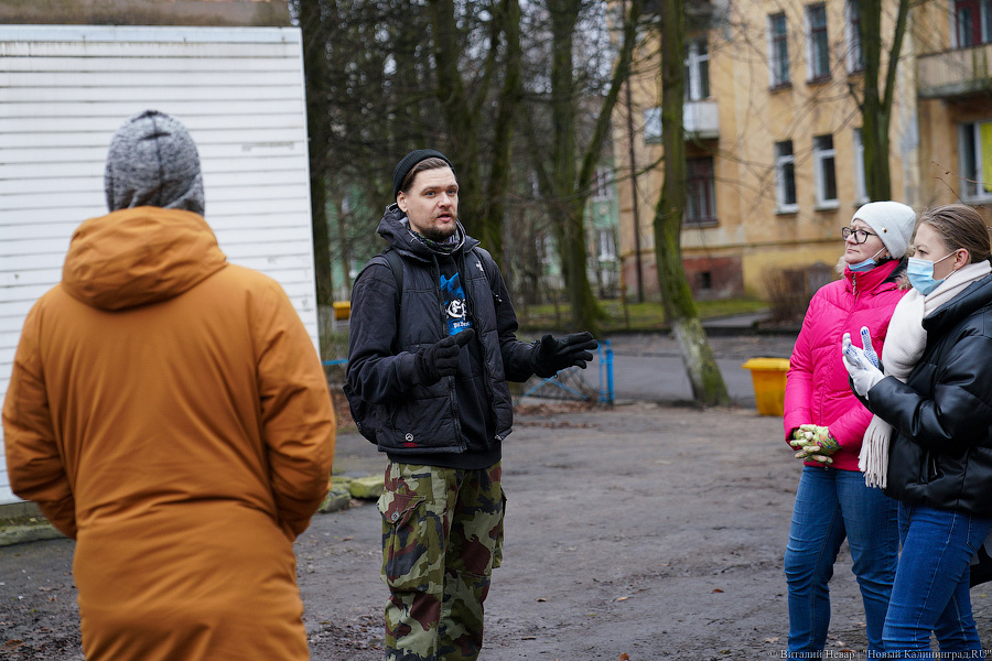Теория целых окон: волонтеры пытаются спасти здание на Расковой с помощью уборки (фото)