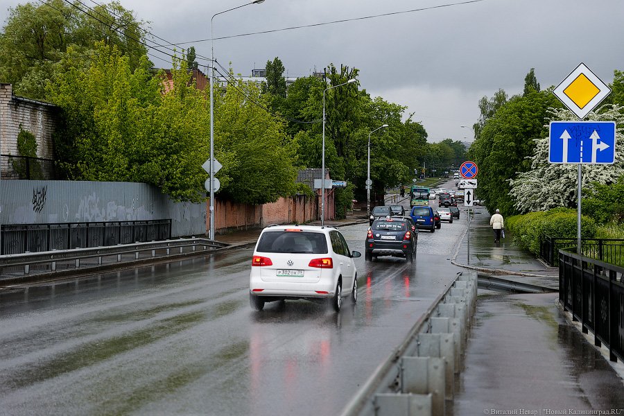Трещит по швам: что происходит с мостом на Аллее Смелых (фото)