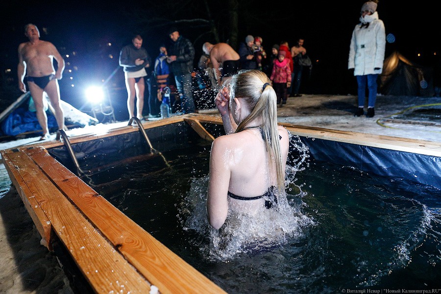 Окунулся, перекрестился: как прошли Крещенские купания в Калининграде (фото)