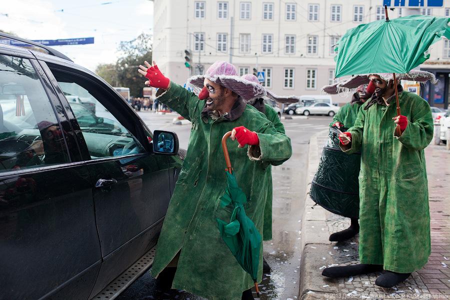 Клоуны на дорогах: участники шоу «сНежная симфония» устроили флэшмоб в Калининграде