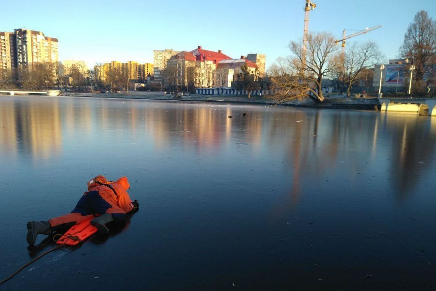 Житель Баку провалился под лед на Нижнем озере в Калининграде (фото)