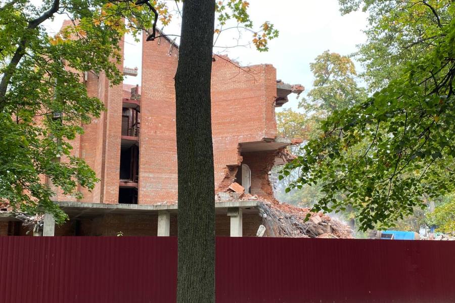 В Калининграде в Южном парке начали сносить недостроенную мечеть (фото)