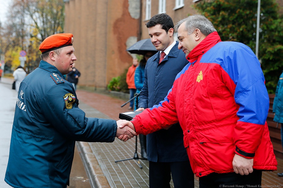 Мотоциклы и медали: как в МЧС региона подарки из рук министра получали