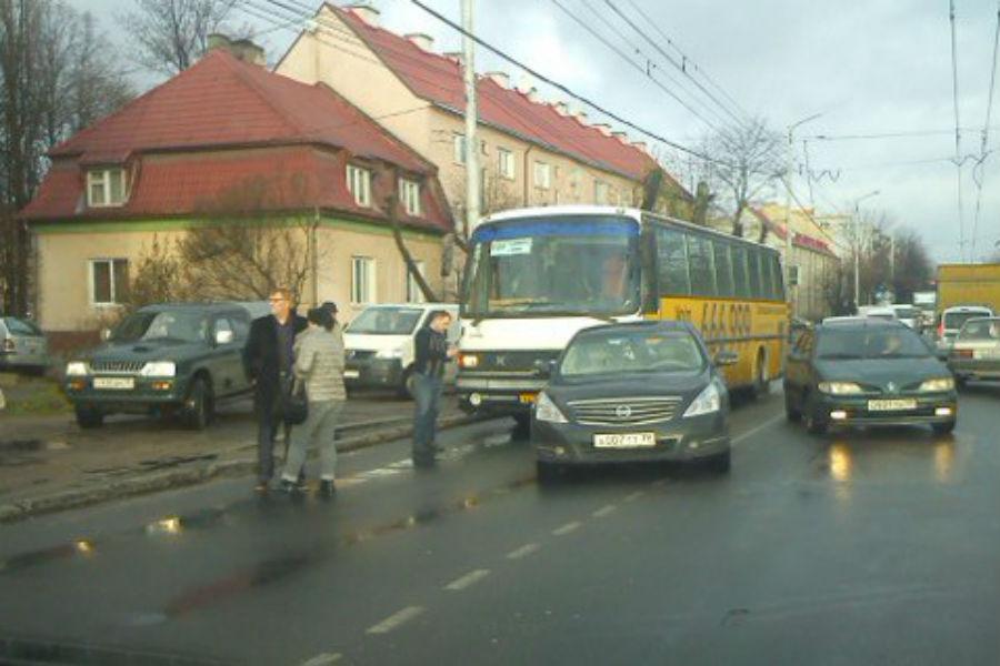 На Дзержинского столкнулись автобус и легковушка, собирается пробка (фото)