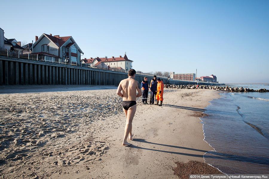 Зеленоградец поздравил женщин с 8 Марта, проплыв больше километра в ледяной воде