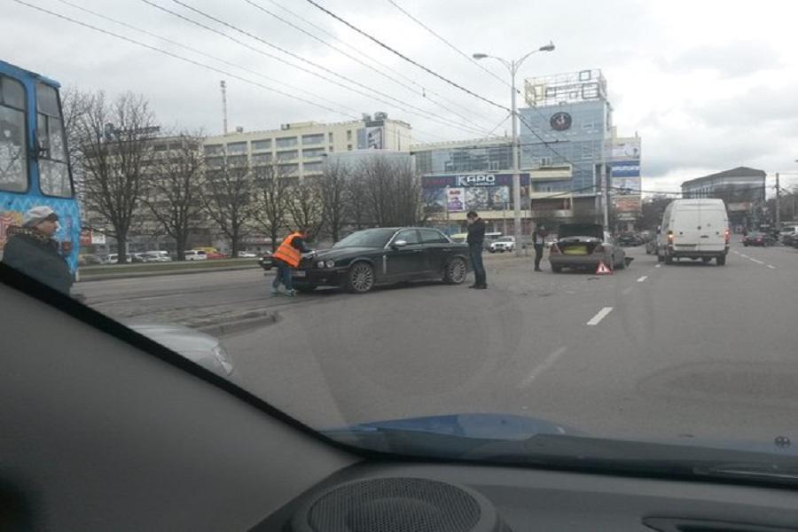 В центре Калининграда столкнулись два авто, образовалась пробка (фото)