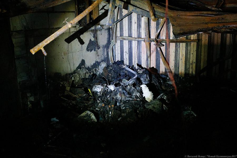 Цветы, гарь и копоть: пепелище пожара в торговом центре Калининграда (фото)