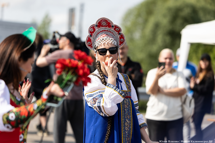 Царевны и богатыри на сапах: как в Калининграде прошёл костюмированный заплыв (фото)