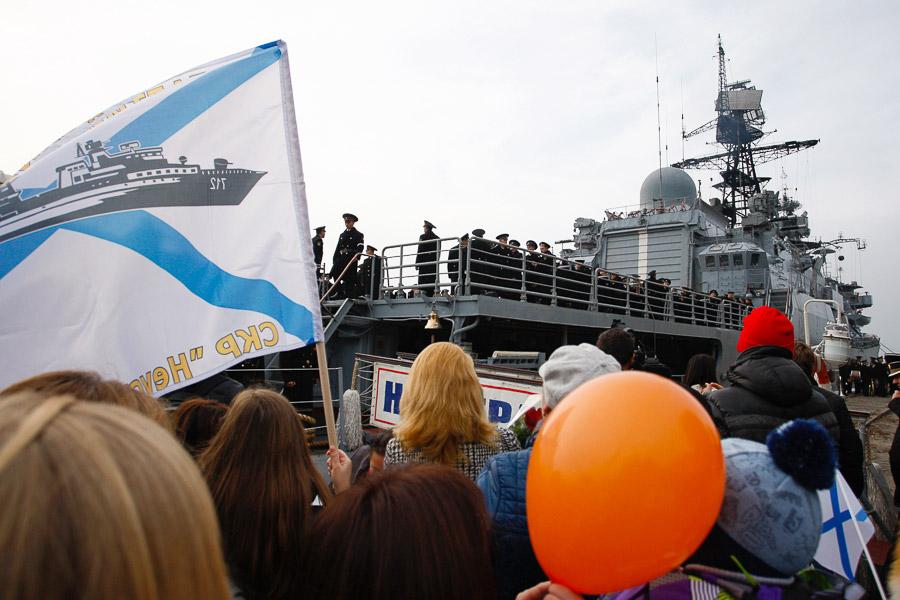 «Неустрашимый» со взбитыми сливками: боевой корабль вернулся из похода к берегам Сомали