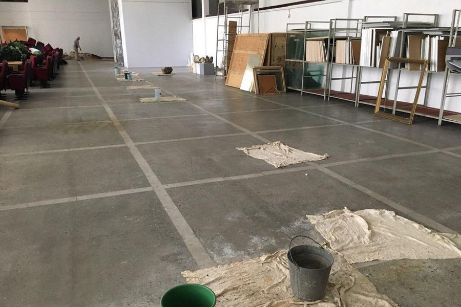 Коллективы ДКМ перевели в помещение с протекающей крышей (фото)