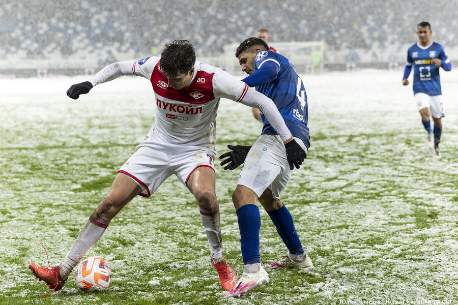 «Не футбол, а регби»: снежный матч «Балтика» — «Спартак» в фотографиях