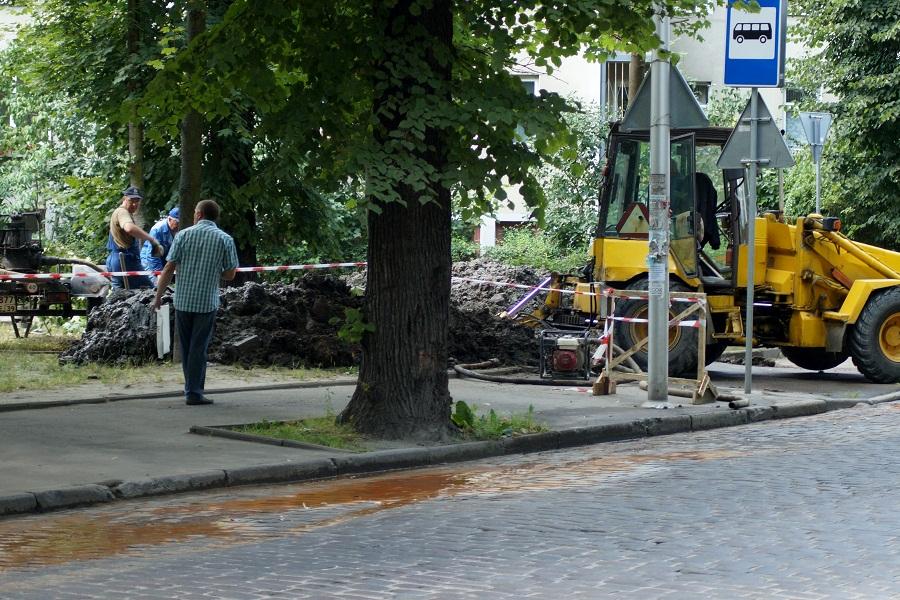 В Калининграде на перекрёстке ул. Кирова и Зоологической прорвало водопровод (фото)   