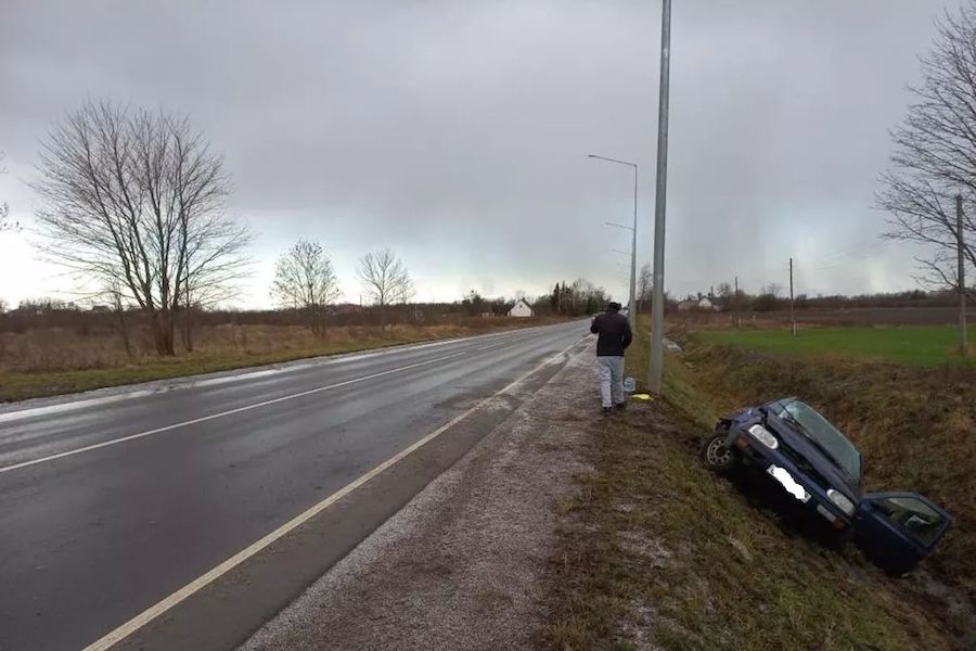 «Фольксваген» врезался в столб и вылетел в кювет на полесской трассе (фото)