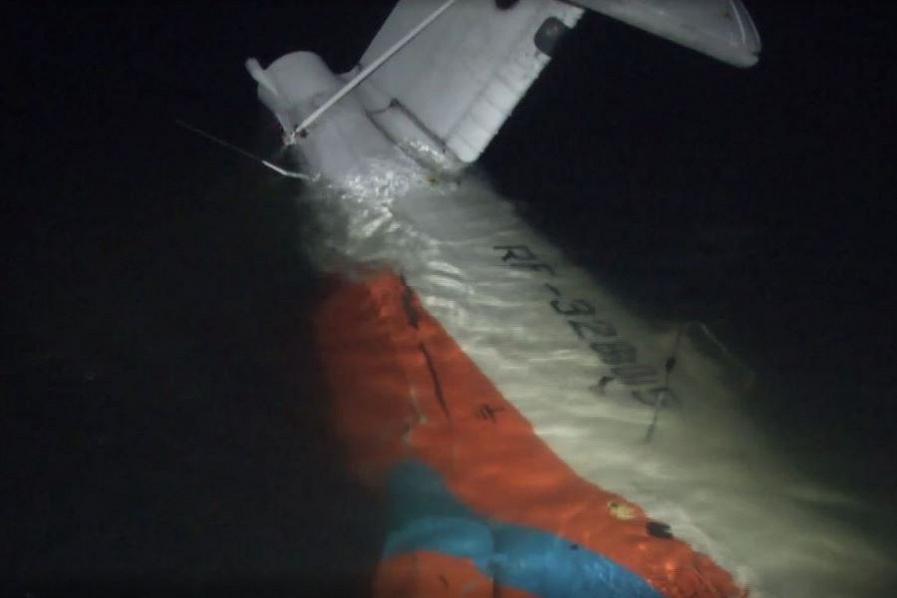Потерпевший крушение вертолёт МЧС достали со дна реки