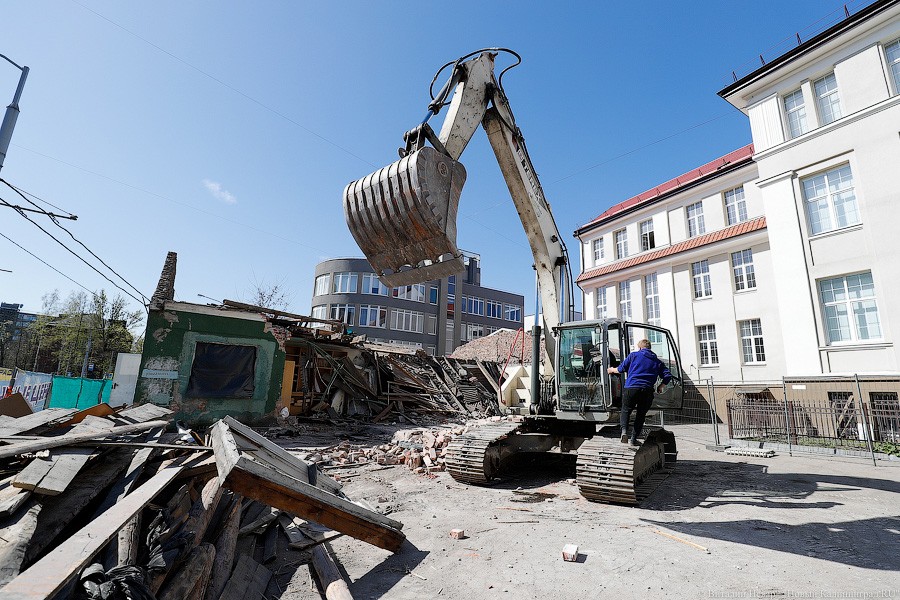 В Калининграде снесли часть бывшего медучилища на ул. Боткина (фото)