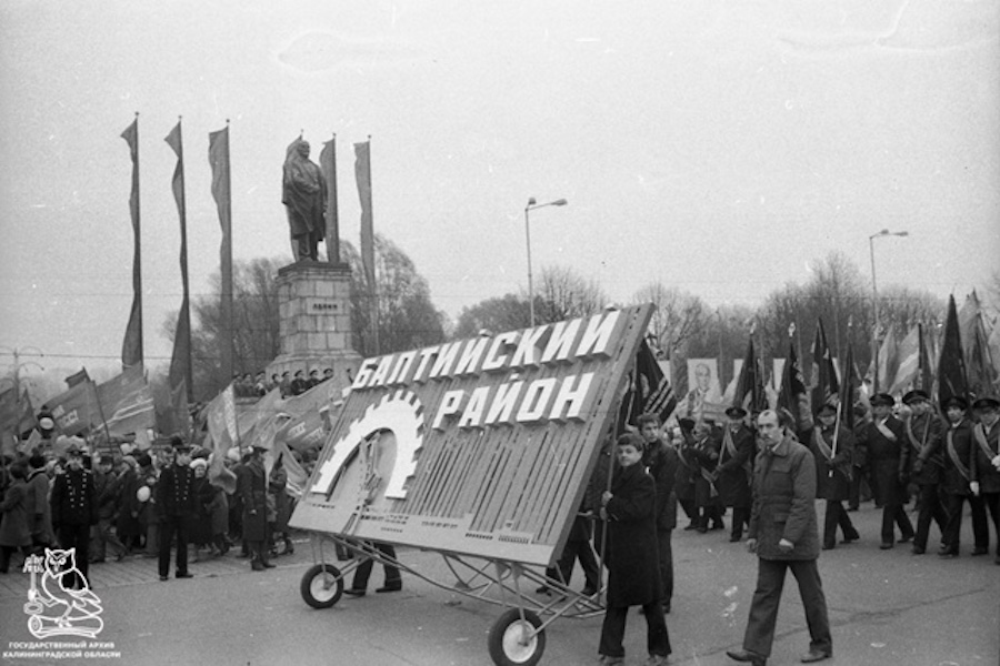 «Руки прочь от КПСС!» и «Муки голода»: о чем писали газеты в 1990 году