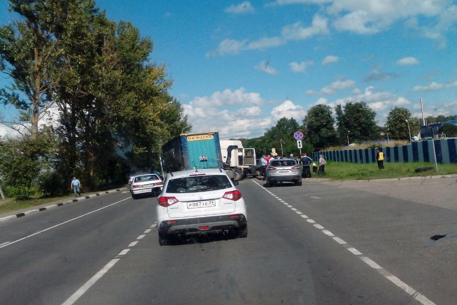 Очевидцы: на Мамоновском шоссе столкнулись фура и «Рено», есть пострадавшие (фото)