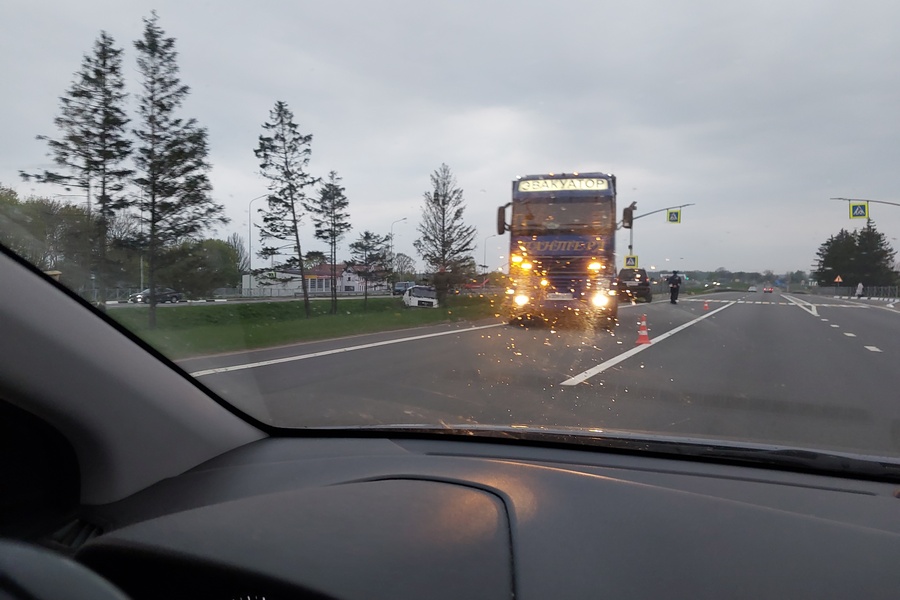 ГИБДД: бензовоз на Черняховской трассе съехал в кювет после ДТП с велосипедистом