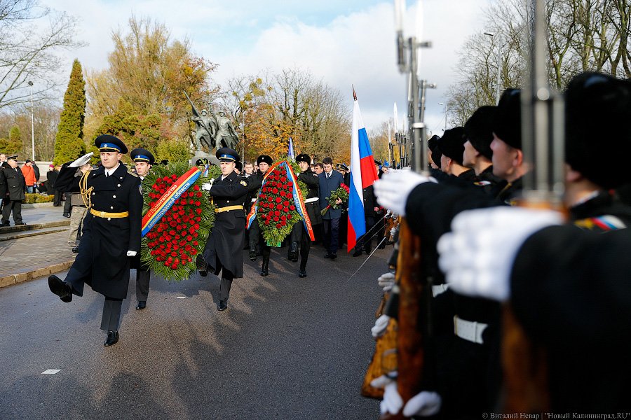 В едином порыве: в Калининграде почтили память героев-гвардейцев 