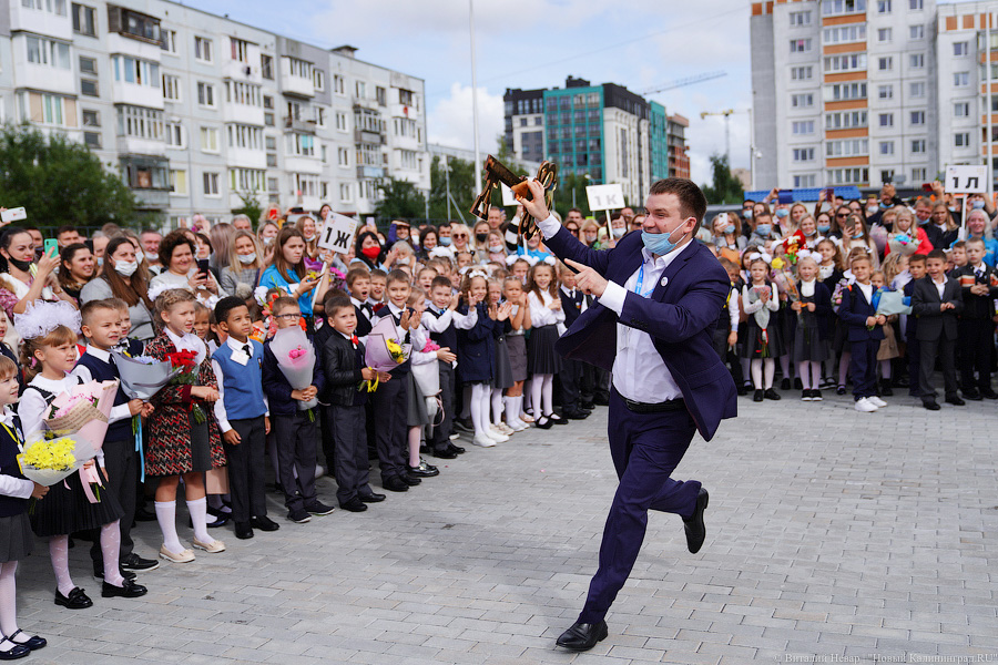Серьёзное дело: как прошла первая линейка в самой новой школе Калининграда