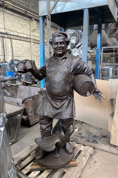 В Железнодорожном установили скульптуру «добряка с бочонком пива» (фото)