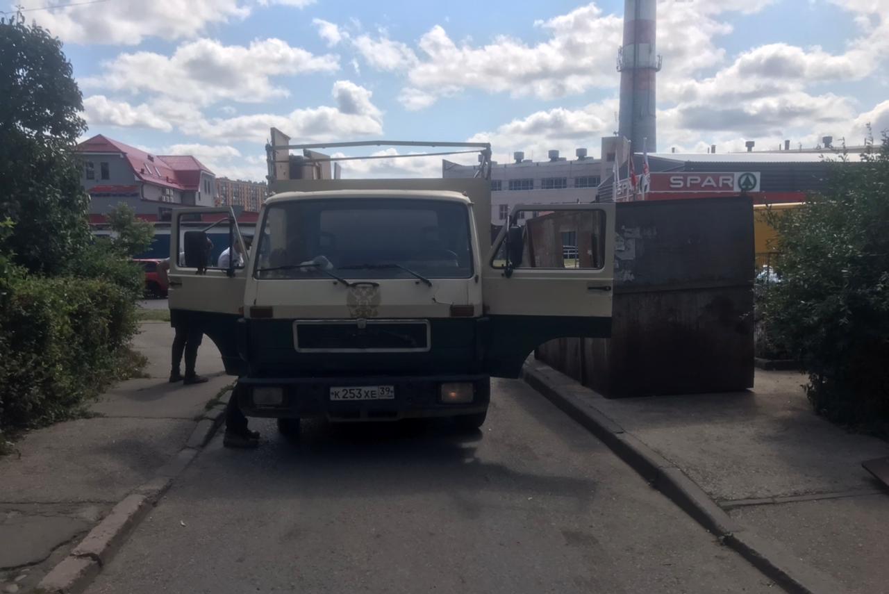 В Калининграде водитель грузовика при движении задним ходом сбил женщину
