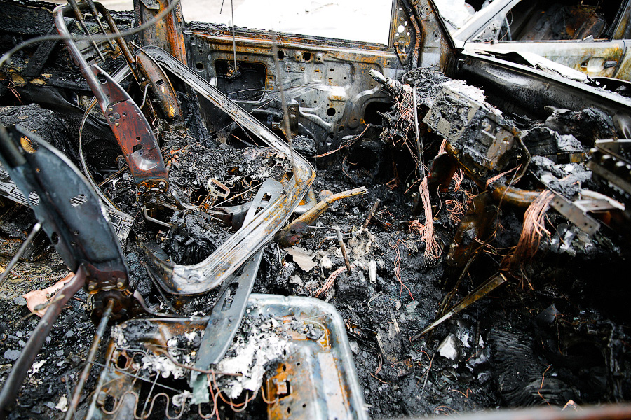 «Поссорились»: в Советске мужчина побил стекла в автомобиле своей жены, а потом поджег его (видео)