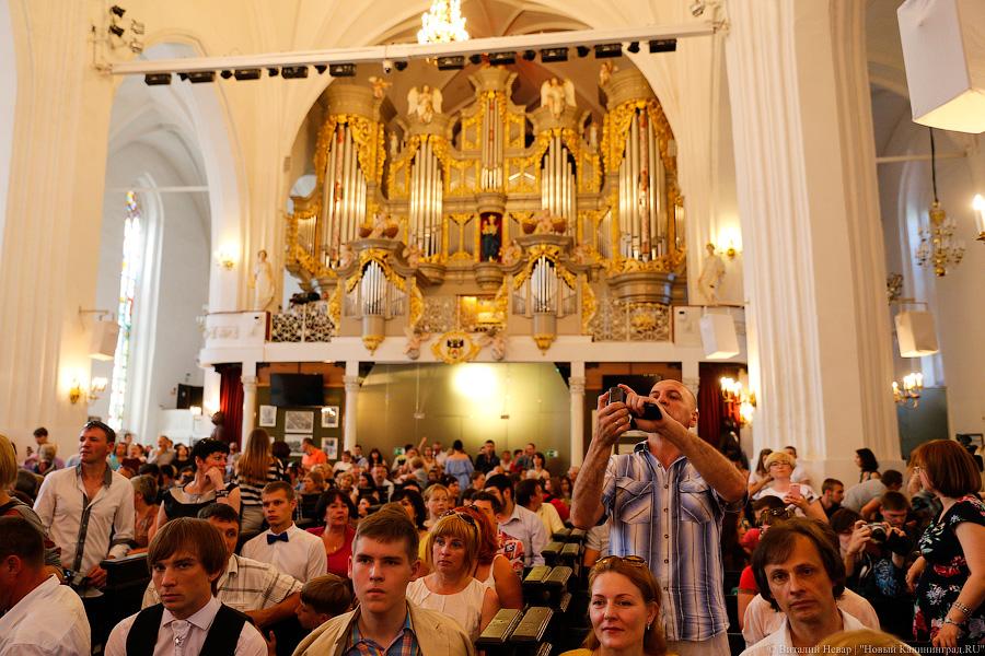 Толпа и селфи-палка: выпускникам БФУ вручили очередную партию дипломов