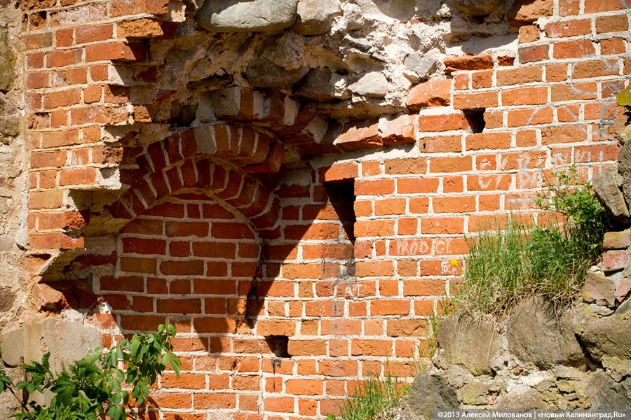 «Приезжайте позже»: территория переданной РПЦ кирхи в Романово превратилась в поселковую свалку