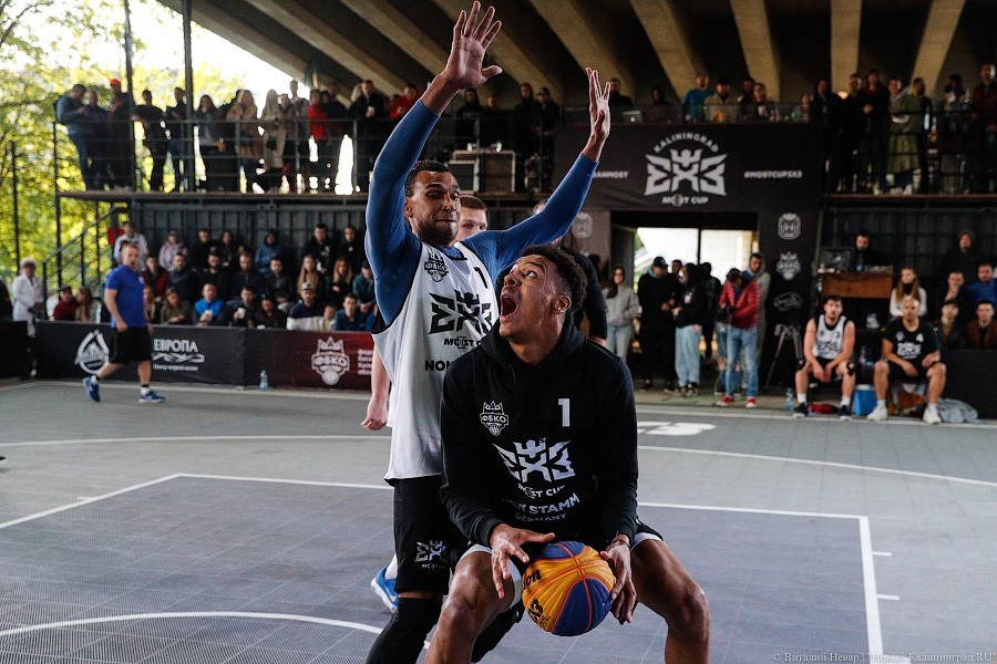 Слэмданк под мостом: в Калининграде прошел статусный турнир по стритболу (фото)
