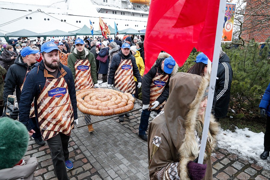 Косплей на Елизавету II: как прошёл День длинной колбасы в Музее Мирового океана