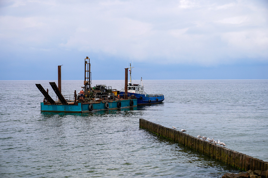 Ржавое настоящее: как выглядит променад рядом с госрезиденцией в Пионерском