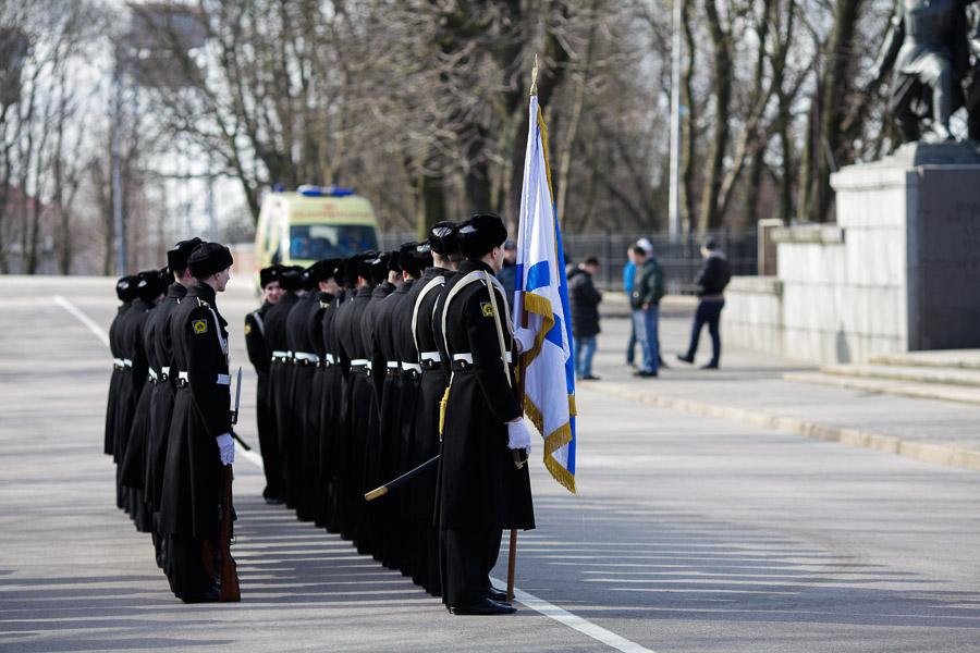 «И снова победа»: возложение венков и цветов на мемориале 1200 воинам-гвардейцам 