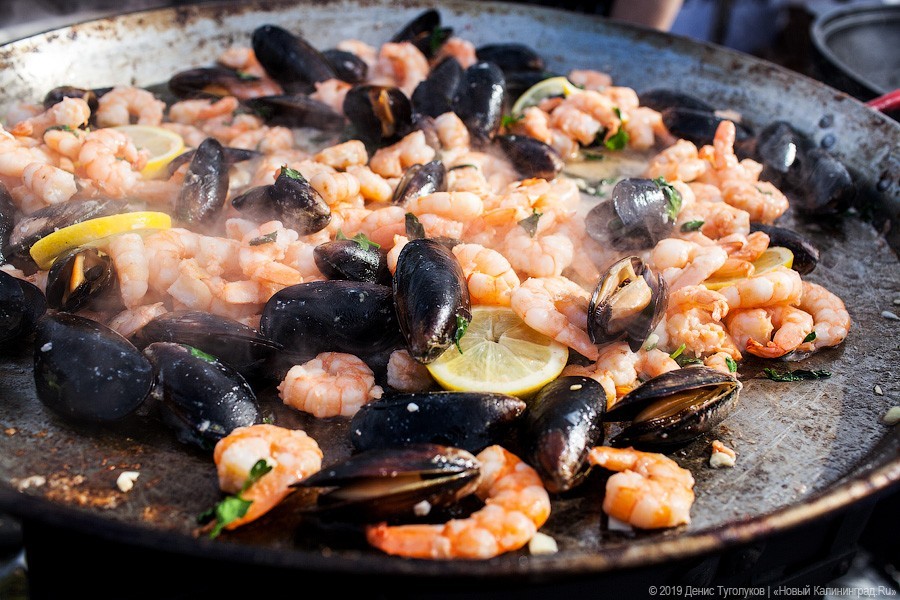 На ход руки: как проходит Fish Food Festival в Зеленоградске