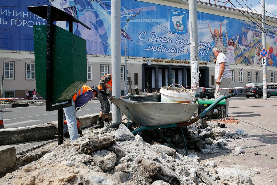 На площади Победы по поручению Ярошука выкапывают бордюры (фото)