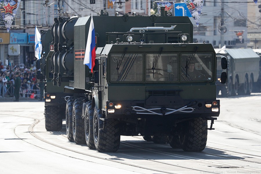 Курсантки, кадеты и танк: как прошёл Парад Победы в Калининграде (фото)