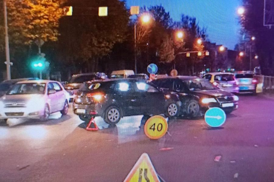 На Невского «Киа» проехала на красный и врезалась в «Шкоду», пострадали двое (фото)