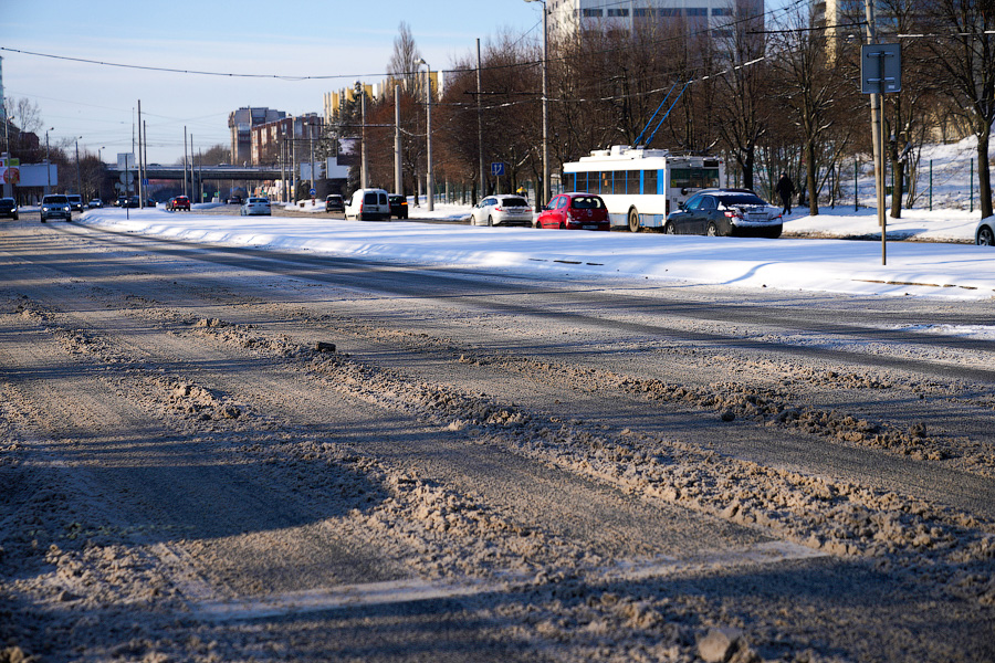 «Насладиться» зимой: во что превратились дороги в Калининграде после снегопада (фото)