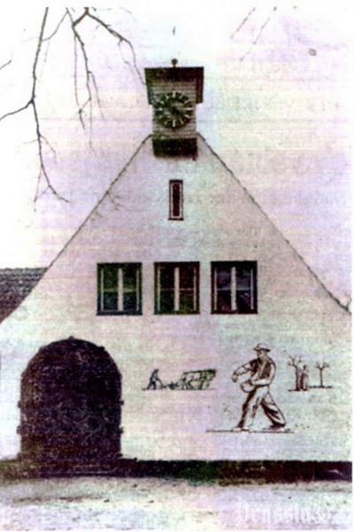 На доме культуры в Грачевке зашили утеплителем историческую роспись (фото)