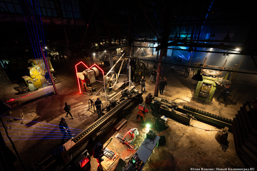 Индустриальные смыслы «Смены»: как прошёл фестиваль света в Кузнечном цехе (фото)