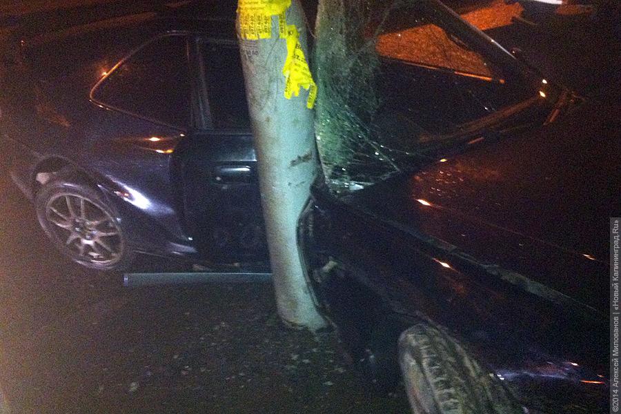 Водитель «Хонды» на Гагарина вылетел на встречку и «обнял» столб (фото)