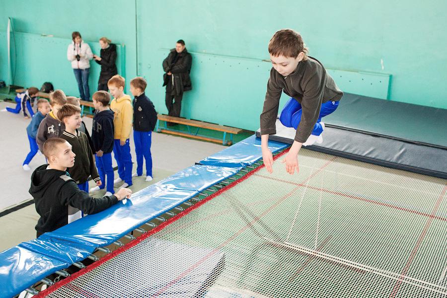 «Прыгучий спорт»: фоторепортаж с соревнований по прыжкам на батуте