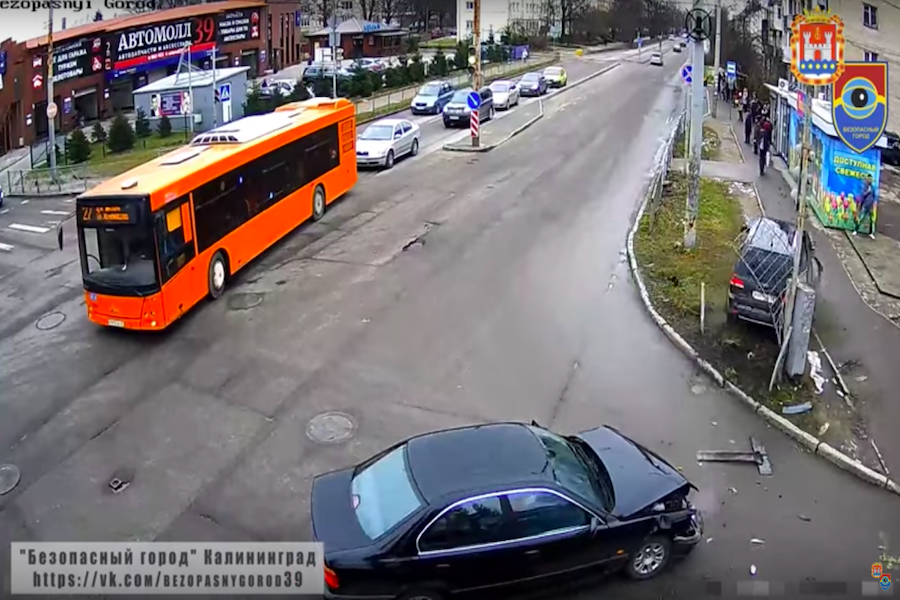 В Калининграде внедорожник вылетел на тротуар в паре метров от пешеходов (видео)