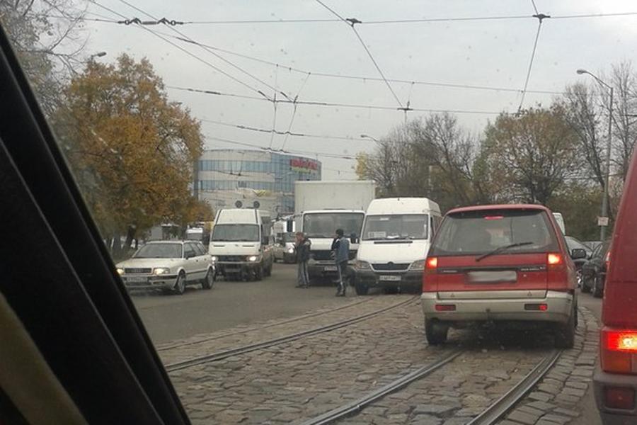 У автовокзала в Калининграде столкнулись маршрутка и грузовик (фото)