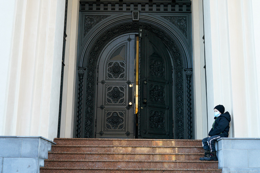 Богослужение в масках: в Калининграде прошла первая литургия в новом храме (фото)