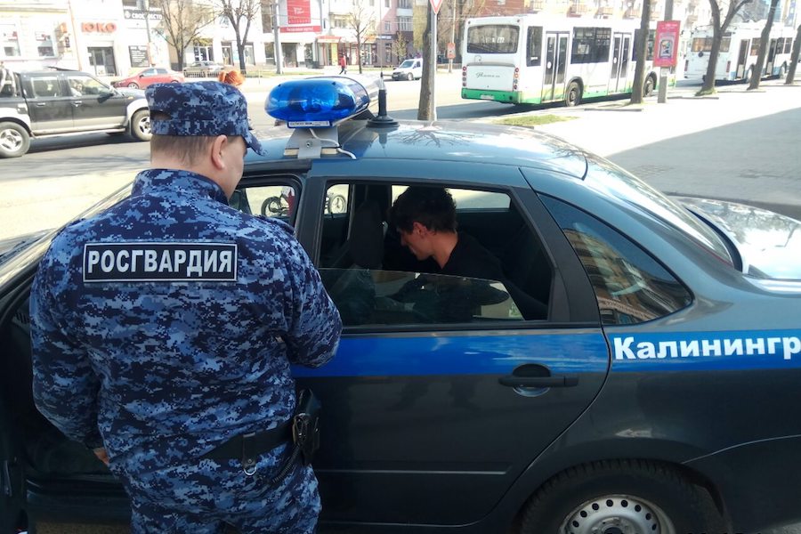 Неадекватный калининградец напал на посетителей магазина с ножом и баллончиком