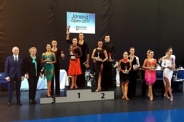 Просторные залы и хорошие учителя: набор в клубе бального танца «Он и Она» 