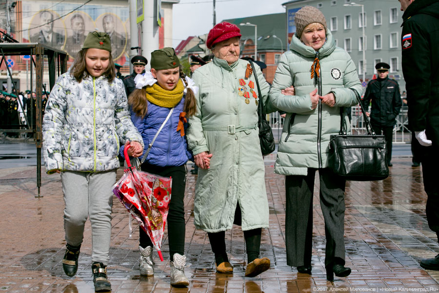 «Гвоздики», «Град» и снег: в Калининграде прошел Парад Победы